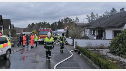 Bild: exb
Am Haus (rechts) entstand durch den Brand ein großer Schaden.