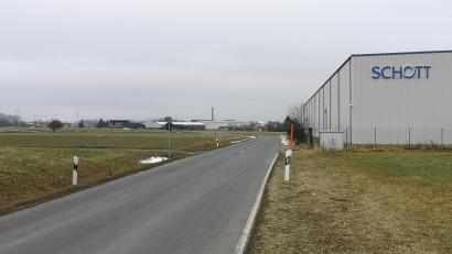 Bild: lnz
Auf der freien Flächen gegenüber der bestehenden Halle an der Oberteicher Straße soll das neue Logistikzentrum der Schott AG entstehen. Seit September 2021 läuft das vom Stadtrat eingeleitete Verfahren zur Schaffung von Baurecht in dem Gebiet.