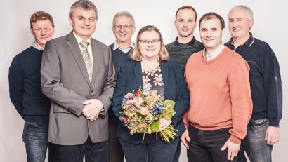 Bild: Michael Golinski/exb
Mit Dank für die erbrachten Leistungen und die Loyalität verabschiedete der Vorstand, (von links) Markus Schmid, Ulrich Kummer, Laurenz Beck, Margit Heinrich, Markus Weiss, Harald Pilhofer und Josef Rauch sowie alle Kollegen Margit Heinrich in den Ruhestand.