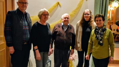 Bild: fdl
Der neue Vorstand des Skat- und Romméclubs Amberg-Raigering (von links): Schriftführer Peter Fischer, Kassenführung Franziska Körmer, Spielleiter Karl Biehler, Zweite Vorsitzende und Rommésprecherin Birgit Eckl und Vorsitzende Maria Sperber.