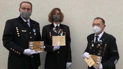 Bild: ksa
Zweiter Vorsitzender Georg Rubenbauer (rechts) gratuliert Vorsitzendem Armin Kraus und Kassiererin Karin Kraus zur 25-jährigen Mitgliedschaft.