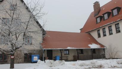 Bild: pi
Die Erneuerung des Dachs zwischen Grundschule und Wohnhaus war unter anderem mit Mehrkosten verbunden. Eingeschlossen in das Gesamtprojekt waren auch neue WC-Anlagen in der Schule.