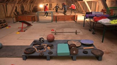 Bild: ref
Auf dem Dachboden der alten Scheune stehen und liegen Fitnessgeräte herum, im Hintergrund spielen Fußballer von Germania Amberg drei gegen drei auf einem Mini-Feld.