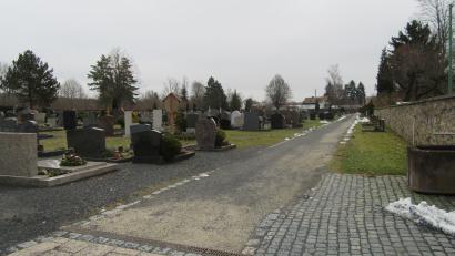 Bild: kgg
Im Friedhof Waldsassen ist die Befestigung der letzten Wege mit wassergebundener Decke vorgesehen. Der Stadtrat wird zu entscheiden haben, ob und wie die Planungen verwirklicht werden.