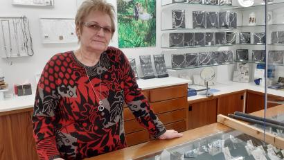 Bild: hka
Hannelore Windmeisser in ihrem Uhren- und Schmuckladen in Rosenberg.