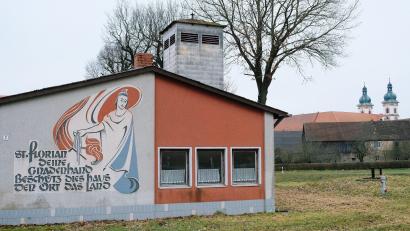 Bild: do
Das alte Feuerwehrhaus Speinshart soll der Spitzhacke zum Opfer fallen. An gleicher Stelle plant die Gemeinde die Errichtung eines neuen Bauhofes.