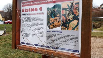 Bild: Christian Neumaier/exb
Im Stadtpark wurden drei Stationen des Rutengänger-Lehrpfades zerschlagen.