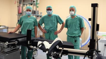 Bild: Bernhard Krebs/vor
Professor Heiko Graichen, Dr. Wolfgang Scior und Stephanie Ritt, Leiterin des OP-Pflegeteams (von rechts) stellten die Vorteile des neuen "Rotex Table" an der Klinik Lindenlohe vor.