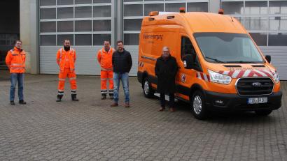Bild: wro
Daniel Walter (Zweiter von rechts) hat das neue Gemeindefahrzeug übergeben und vorgestellt. Rechts daneben Bürgermeister Toni Dutz. Weiter im Bild (von links): Thorsten Meiler von der Gemeindeverwaltung, Martin Förster, Wasserwart und stellvertretender Bauhofleiter, sowie Christian Schön, stellvertretender Wasserwart der Marktgemeinde Wiesau.