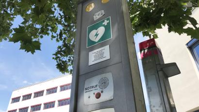 Archivbild: Gabi Schönberger
Die Standorte der Weidener Defibrillator-Säulen sind nicht überall bekannt. Am Mittwoch hätte das einen Mann das Leben kosten können.