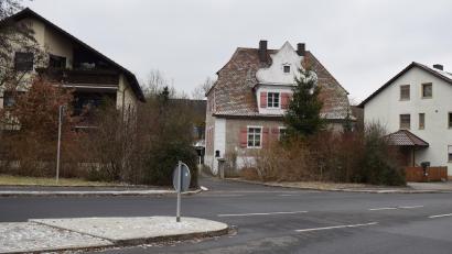 Bild: bnr
Teile des Stadtrates stufen die Fassade dieses Hauses als das Stadtbild prägend ein. Die Sanierung sollte einem Abbruch vorgezogen werden.