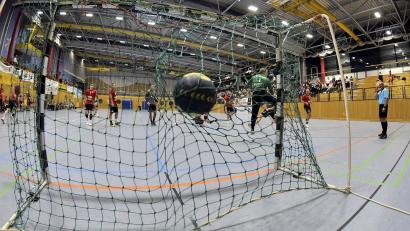 Symbolbild: Hubert Ziegler
Der Ball zappelt im Tornetz. Die HG Amberg verlor ihr Spiel beim TB Roding klar mit 17:27.