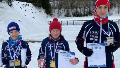 Bild: Wolfgang Uschold/exb
Vier Podestplätze erreichten Lukas Loos, Merle Uschold und Tobias Loos (von links) vom SCMK Hirschau bei der „Bayerischen“ im Biathlon.