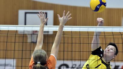 Archivbild: Hubert Ziegler
Anna Geilersdörfer (rechts) vom SV Hahnbach bei einem wuchtigen Schlag am Netz. Im Auswärtsspiel beim SV Lohhof II verlor der SVH im Tiebreak.