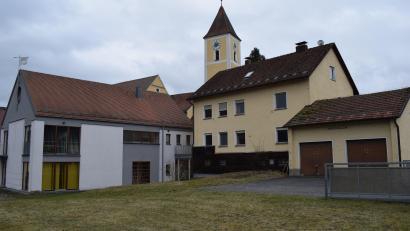 Bild: bnr
Neben dem Gemeinschaftshaus soll der neue Pfarrhof gebaut werden. Der Gemeinderat ist damit einverstanden.