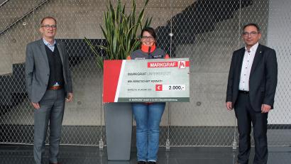 Bild: Bauunternehmen Markgraf/exb
Die Geschäftsführer Thomas Löw und Liborius Gräßmann (von links) überreichten an Kristina Konz (Mitte) von der BRK Bereitschaft Kemnath einen Spendenscheck.