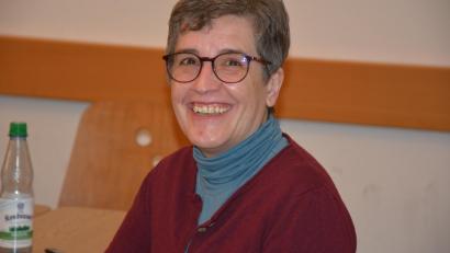 Bild: jr
Beate Ott berichte dem Marktrat von ihrer Arbeit als Seniorenbeauftragte und Quartiersmanagerin der Marktgemeinde Bad Neualbenreuth. Ihr Wunsch sei ein eigener Pflegedienst mit Tagespflege in der Marktgemeinde.