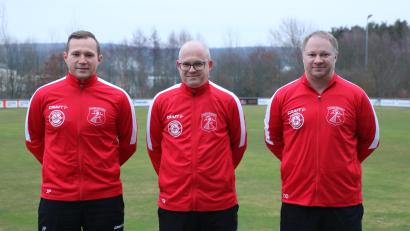 Bild: cgh
Tobias Heindl, Trainer der Hirschauer Kreisligamannschaft, bleibt eine weitere Saison, ebenso sein Co-Trainer Johannes Pfab (links) und Dominik Dontschenko (rechts), der die SG Ehenfeld/Hirschau in der A-Klasse Nord betreut.