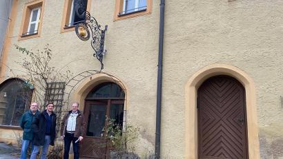 Bild: Wilhelm Amann
Das Gebäude Oberer Markt 8 ist eines der ältesten Häuser in der Nabburger Altstadt. Es gehört jetzt (von rechts) Robert Gerstl und Johann Wiederspan, die unter der Regie des Bauleiters Roland Lehnerer eine Sanierung planen.