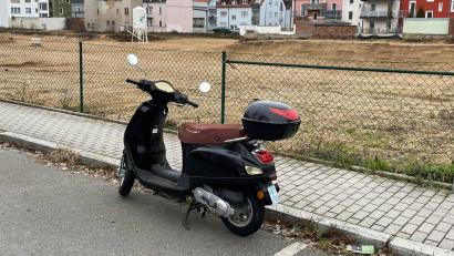 Bild: exb/Reinhold Bortner
Dieser Roller ist einigen Weidenern aufgefallen. Auf Facebook wurde gerätselt, wer der Besitzer des schicken Flitzers sein könnte.
