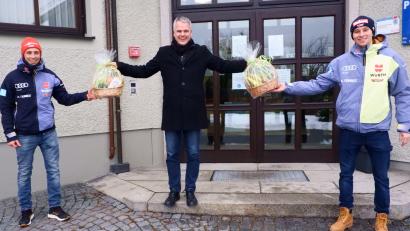 Bild: Frauenreuther, Margit [fmt]
Der Abstand bleibt gewahrt, stellvertretend für den ganzen Ort verabschiedet Bürgermeister Thomas Meiler (Mitte) die Flossenbürger Topkombinierer Eric Frenzel (links) und Terence Weber (rechts) zu den olympischen Winterspielen in Peking.