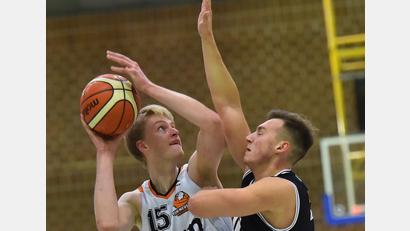 Archivbild: A. Schwarzmeier
Ohne ihre beiden etatmäßigen Center (im Bild Lars Aßheuer) angetreten, taten sich die Regiospieler der DJK Neustadt unter den Körben schwer.