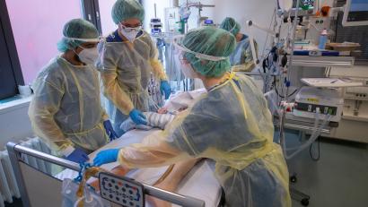 Symbolbild: Sebastian Gollnow/dpa
Pfleger und eine Ärztin kümmern sich um einen Corona-Patienten. Ab Mitte März muss medizinisches Personal in Deutschland geimpft sein, um weiterarbeiten zu dürfen. Es könnte mehr Schaden als nützen.