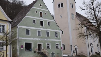 Bild: bö
Wenn die Hohenburger den Zuschlag für das neue Naturparkzentrum erhalten, soll es in das ehemalige Ackerbürgerhaus (Mitte) am Marktplatz einziehen.