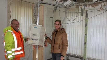 Bild: kro
Bauhofleiter Oswald Weis und Verwaltungsangestellte Stefanie Bäuml mit einem abgeschalteten Sicherungskasten in der ehemaligen Sparkassenfiliale.