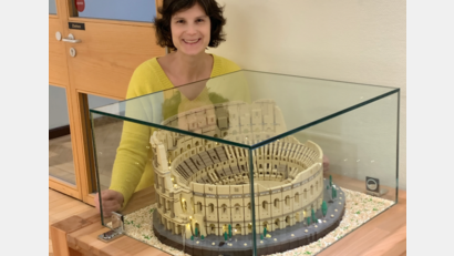 Bild: ero
Ein Miniatur-Kolosseum hat Lateinlehrerin Irene Grünauer für das Erasmus-Gymnasium erbaut.