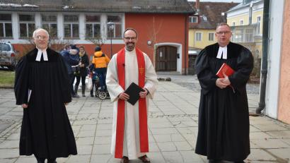 Bild: dob
Diakon Fabian Endruweit (Mitte) beendet nun seine Zeit in der evangelischen Kirchengemeinde in Vohenstrauß und wechselt an das evangelische Jugendwerk nach Weiden. Stellvertretender Dekan Thomas Berthold (rechts) und Vakanzvertreter Pfarrer Georg Hartlehnert (links) geleiten Endruweit auf seinen letzten Metern hinaus.