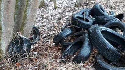 Bild: Robert Herrmann/exb
Hinweise sind gefragt. Unbekannte haben in Hahnbach Altreifen auf einem Parkplatz entsorgt.