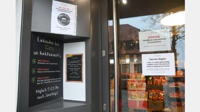 Bild: Gabi Schönberger
Gerüchte machen die Runde, dass diese Tür demnächst für immer geschlossen bleibt. Zurzeit deutet aber nichts darauf hin, dass Parksteins neues Lebensmittelgeschäft gleich wieder das Feld räumen muss.
