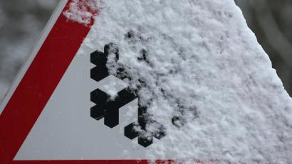 Symbolbild: Karl-Josef Hildenbrand
Schneebedeckt ist ein Warnschild das auf Schneeglätte hinweist. Die winterlichen Straßenverhältnisse führten zu drei Unfällen im Raum Oberviechtach/Schönsee.