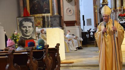 Bild: bö
Den Festgottesdienst zum Gedenken an den Ordensgründer der Salesianer Don Boscos zelebriert Diözesanbischof Rudolf Voderholzer in der Pfarrkirche St. Jakobus in Ensdorf.