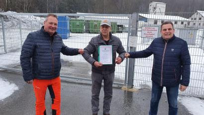 Bild: Gemeinde Teunz/exb
Michael Lorenz (links) übernimmt künftig die Aufgabe Erhard Stümpfls (Mitte), dem Bürgermeister Norbert Eckl (rechts) für seinen Einsatz dankte.