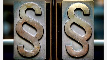 Symbolbild: Oliver Berg/dpa
Weil er nicht vor Gericht erschien, wird ein Angeklagter nun gesucht.