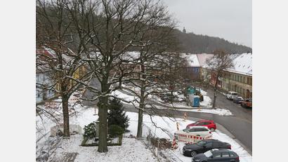 Bild: ow
Der neue Pavillon auf dem Marktplatz soll oberhalb der Sichelkurven den neu gebildeten Platz abschließen. Außerdem will der Stadtrat wissen, wie die Mehrheit der Bürger über ein Fällen der sogenannten Hindenburg-, beziehungsweise Hitlereiche links und rechts des Kriegerdenkmals denkt.