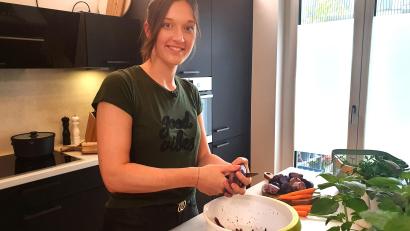 Bild: RTL / ITV Studios
Gastgeberin Anna Birkner kocht am Montag bei "das perfekte Dinner" ein Menü unter dem Motto "Bayern grüßt die Welt".