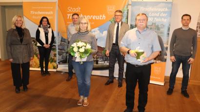 Bild: Stadt Tirschenreuth/exb
Marianne Ackermann (vorne, links) und Norbert Neid (vorne, rechts) bei der Verabschiedung im Rathaus. Mit im Bild (hinten, von rechts) der Leiter der Hauptverwaltung, Markus Bergauer, Bürgermeister Franz Stahl, Stellvertretender Personalratsvorsitzender Karl Bayreuther, Stellvertretende Kinderhaus-Leiterin Maria Üblacker und Kinderhaus-Leiterin Silvia Markowski.
