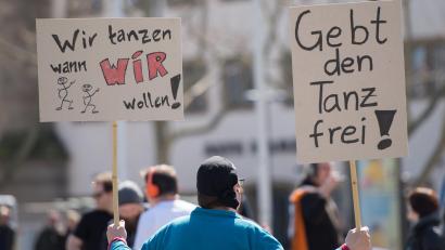 Archivbild: Wolfram Kastl/dpa
Ein Teilnehmer protestiert auf einer Versammlung gegen das Tanzverbot am Karfreitag.