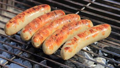 Bild: 17.05.2019 13:05:00
Bratwürste liegen auf einem Holzkohle-Grill. In Kümmersbruck wurde eine Grillbude aufgebrochen. Daraus wurden Wurst und Fleisch entwendet.