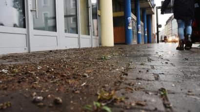 Bild: Gabi Schönberger
Ein mittlerweile gewohnter Anblick: Dreck auf dem Gehweg vor dem Josefshaus. Hier will die SPD einen Zaun aufstellen lassen.