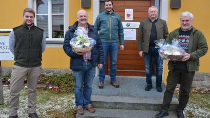 Bild: jr
Der neue Forstwirtschaftsmeister Philipp Stock zusammen mit Alois Besold, Servicestellenleiter Matthias Fuchs, Forstbetriebsleiter Norbert Zintl und Siegfried Schwarzbauer (von links).