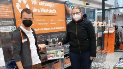 Bild: Heidi Oswald/exb
OBI-Marktleiter Stefan Rösl (links) erklärte sich spontan bereit, die Sammelstation für Wertstoffe im Eingangsbereich um eine Kiste für Druckerpatronen zu erweitern. Darauf ist bildlich dargestellt, vermerkt, welche Modelle gesammelt werden. Die Vorsitzende Heidi Oswald freut sich über diese neue Einnahmequelle für den Förderverein der Pestalozzischule.
