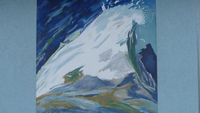 Bild: rn
Die Außenfassade des generalsanierten Wasserwerks erhielt im Jahr 2000 eine künstlerische Aufwertung. Aus einem Wettbewerb des Gymnasiums zum Thema "Wasser ist Leben" ging Marina Enslein als Siegerin hervor. Ihren Entwurf zauberte Christina Hausmann an die Südwand des Wasserwerks.