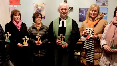 Bild: le
Ein großes Dankeschön sagte Pfarrer Wilfried Römischer allen freiwilligen Helfern in der Kirchengemeinde mit einem Präsent.