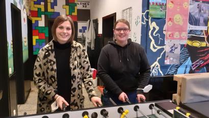 Bild: hka
Noch sind sie allein: Die Leiterin der "Hängematte", Jessica Graf (rechts), und ihre Mitarbeiterin Sandra Konopek testen den Kicker.