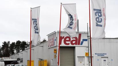 Bild: Gabi Schönberger
Es sind stürmische Zeiten beim Discounter Real. Mit der Übernahme durch eine Essener Unternehmerfamilie ist aber klar: Der Markt in Weiden bleibt, Entlassungen sind wohl vom Tisch.