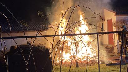 Bild: Polizeiinspektion Amberg
Am Donnerstagmorgen fing im Amberger Stadtteil Neumühl eine Gartenhütte Feuer.